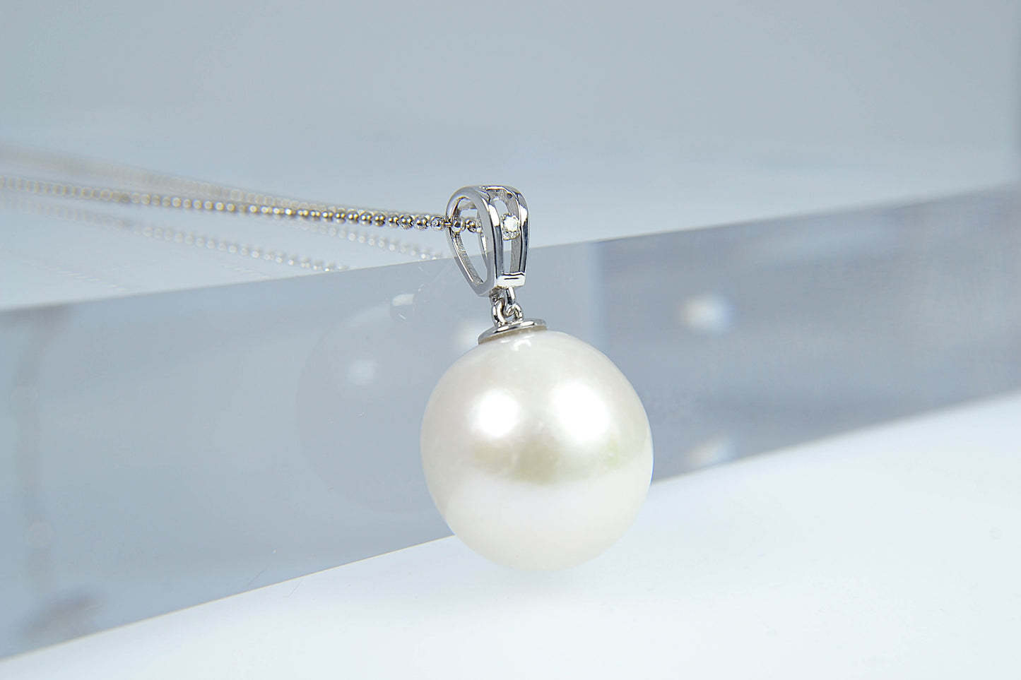 Pearl Pendant–Freshwater 15.1mm, Diamond Bail in Platinum «Lunar Sale Jewels»